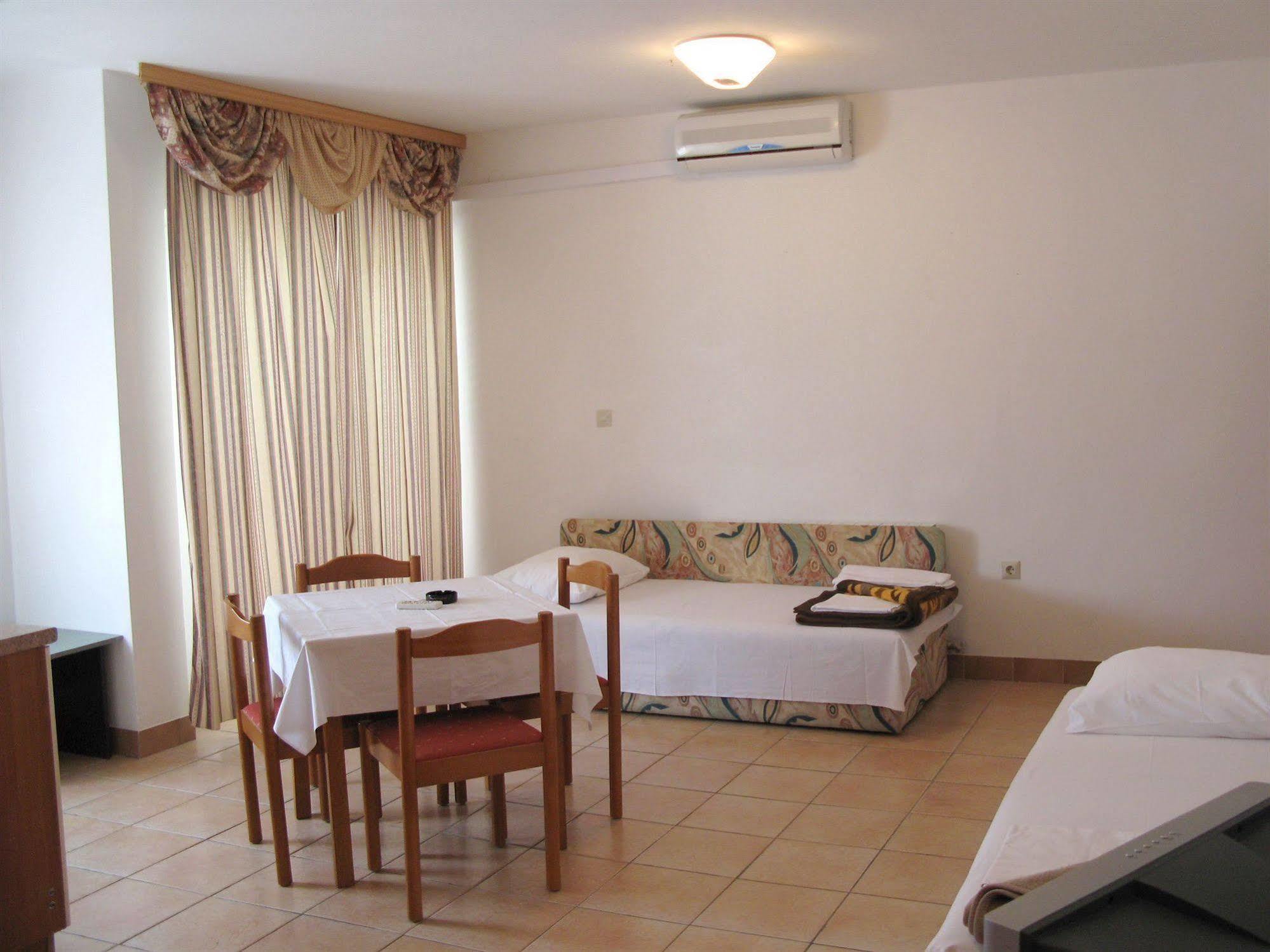Hotel Vila 4M Ražanac Extérieur photo